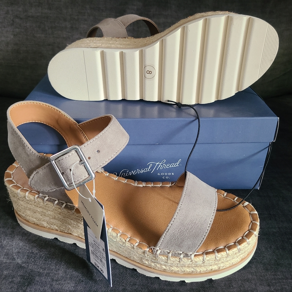 NWT - Universal Thread Sandals